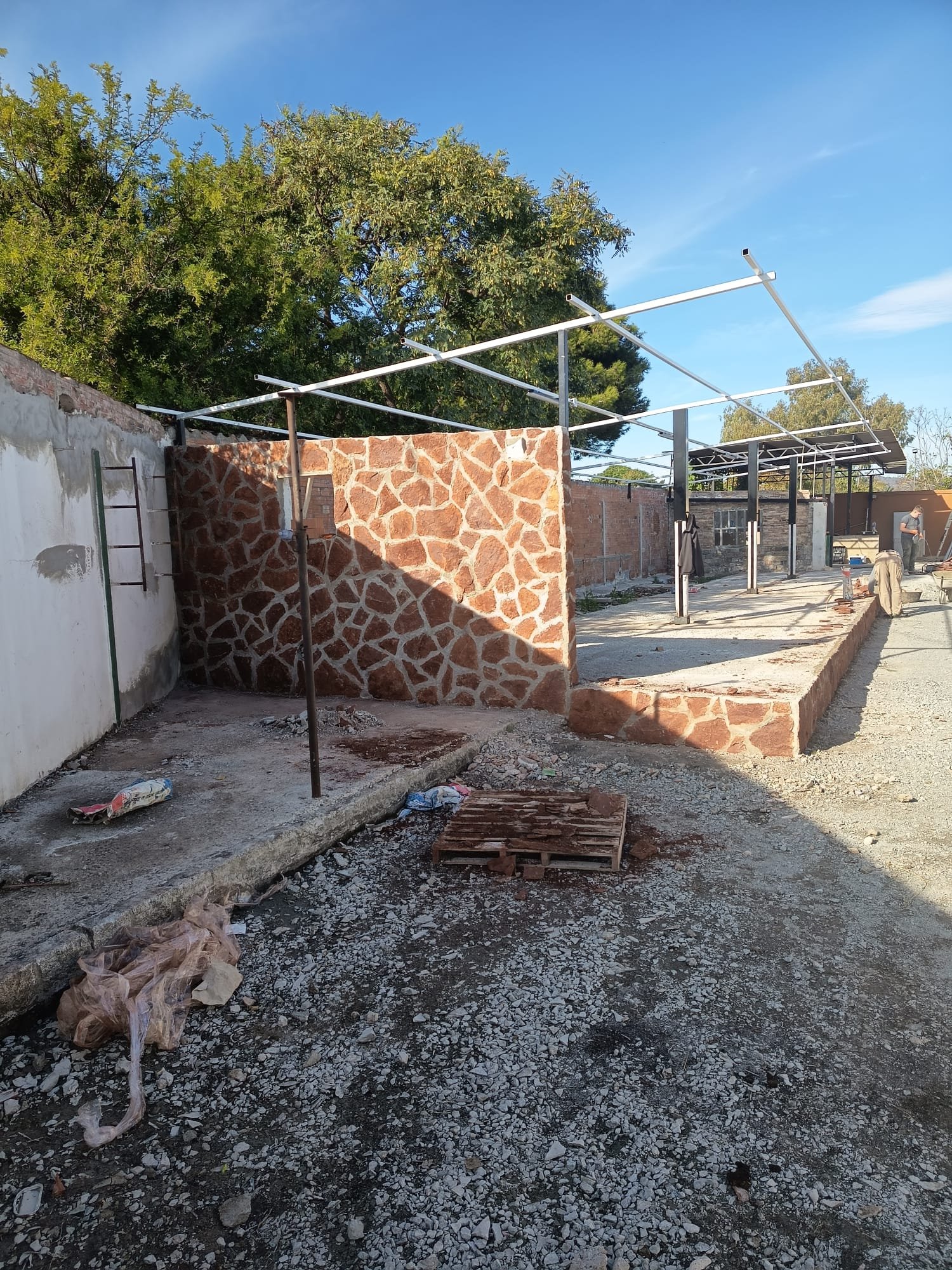 Cubierta en obra con chimenea